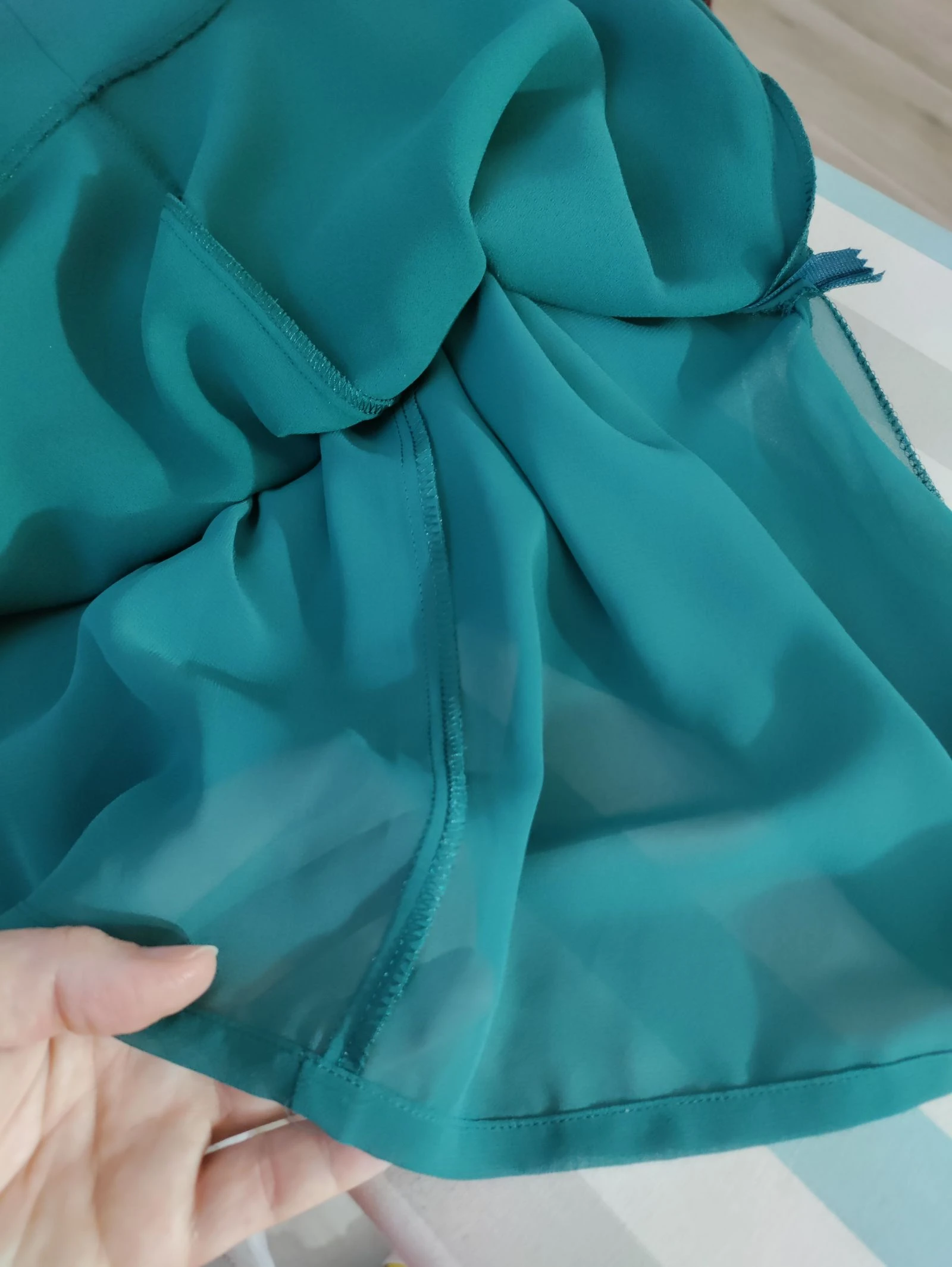 Vestido verde estructurado Mango Suit con hombreras y abertura frontal – Talla L – photo 7